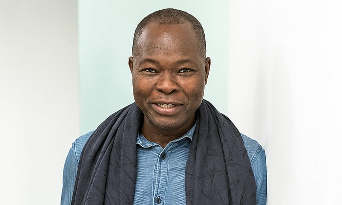 Portraitfoto von Prof. Francis Kéré.