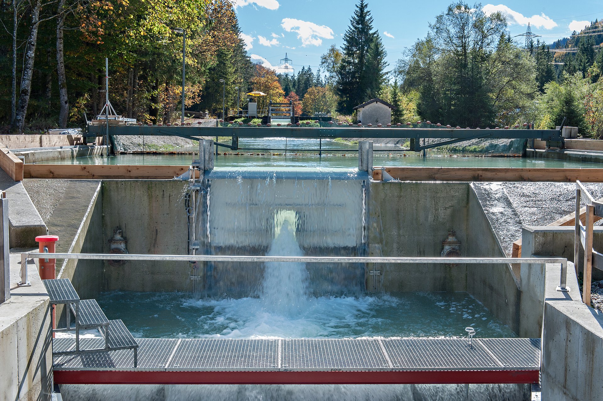 Ökologische Wasserkraft: Das an der TUM entwickelte Schachtkraftwerk gewinnt sauberen Strom. Fische können passieren und sind in hohem Maße geschützt. (Bild: U. Benz / TUM) Foto Schachtkraftwerk (Bild: U. Benz / TUM)