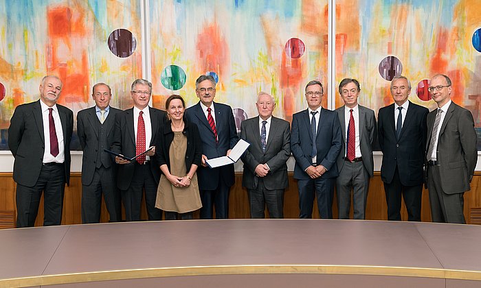 Signing of the contract with the chairmen, management board and other members of the Else Kröner-Fresenius-Stiftung, the three TUM professors, TUM President Herrmann and representatives of TUM fundraising. (Picture: Benz/ TUM)