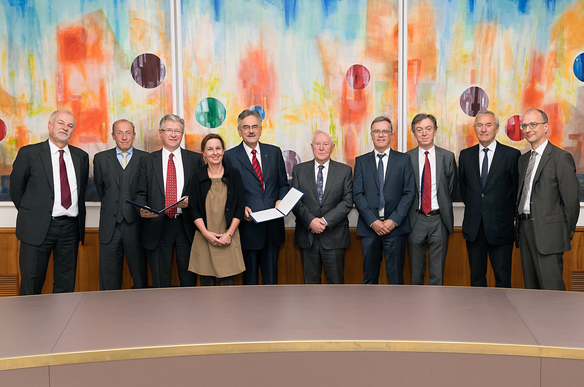 Signing of the contract with the chairmen, management board and other members of the Else Kröner-Fresenius-Stiftung, the three TUM professors, TUM President Herrmann and representatives of TUM fundraising. (Picture: Benz/ TUM)