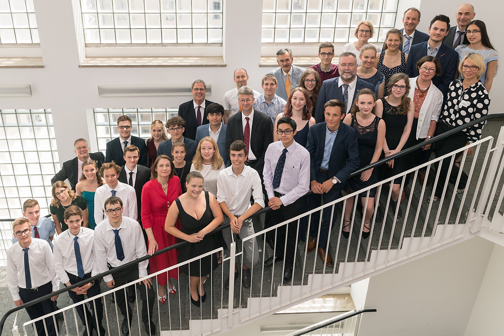 Graduates of the TUM-Kolleg with the Bavarian Minister of Education and Cultural Affairs Prof. Michael Piazolo and representatives of TUM