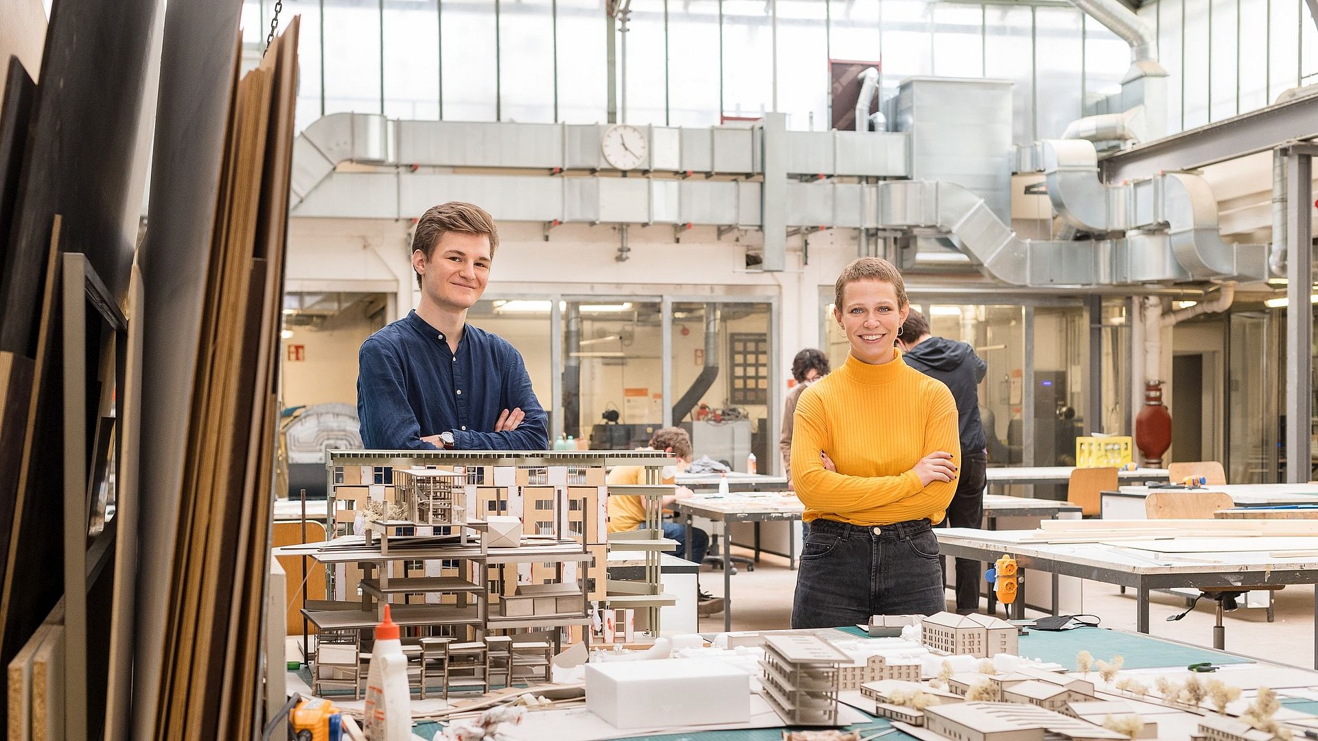Two architecture students at the Technical Center of TUM in front of models; taken in 2021.