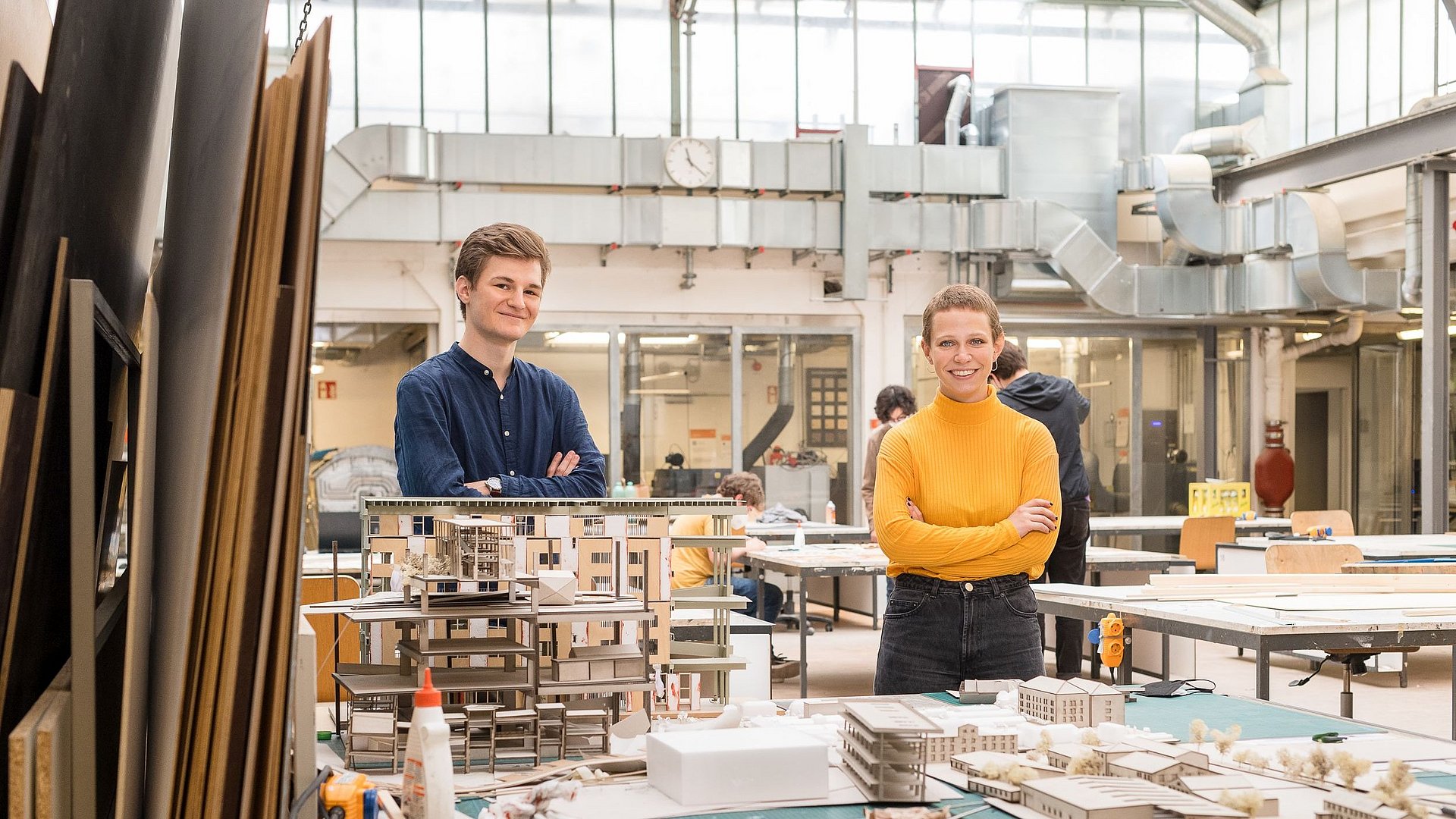 Zwei Architekturstudierende im Technischen Zentrum der TUM vor Modellen.