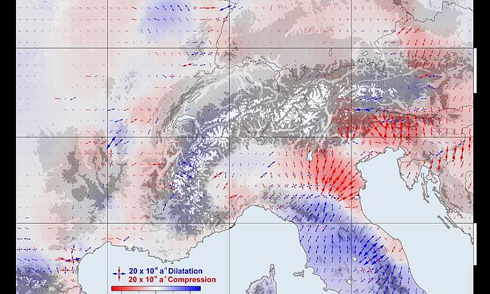 Aus den GPS-Daten abgeleitetes horizontales Spannungsfeld: In roten Bereichen tritt eine Kompression auf, in blauen eine Dehnung.