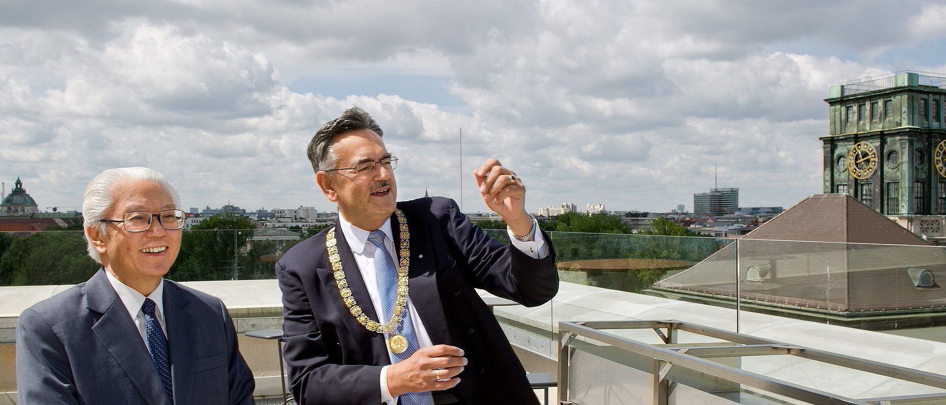 Wolfgang A. Herrmann shows Tony Tan around TUM during a visit in 2012.