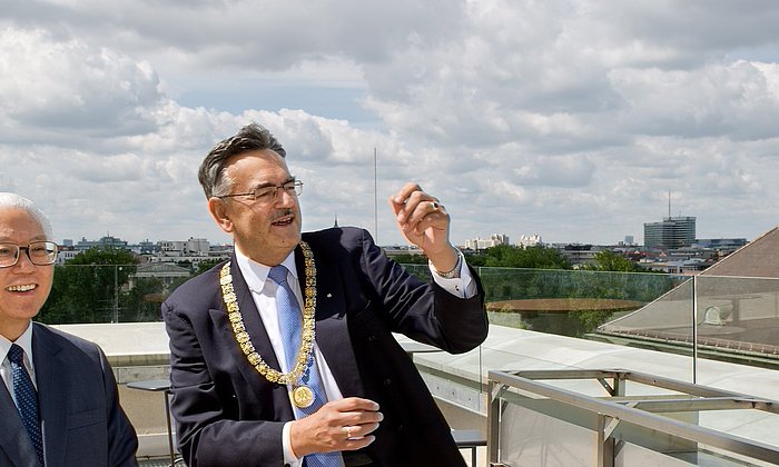 Wolfgang A. Herrmann shows Tony Tan around TUM during a visit in 2012.