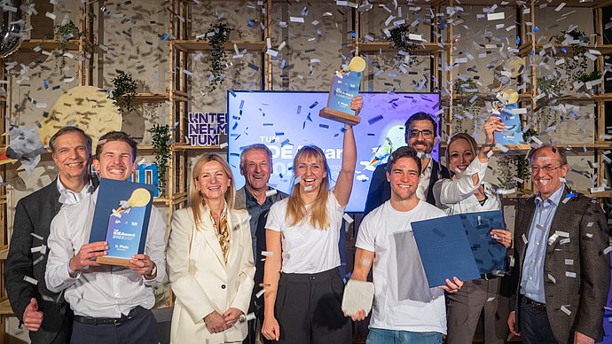 The award winners with representatives of TUM, UnternehmerTUM and the Zeidler Research Foundation. 