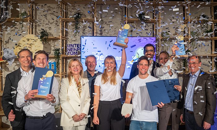 The award winners with representatives of TUM, UnternehmerTUM and the Zeidler Research Foundation. 