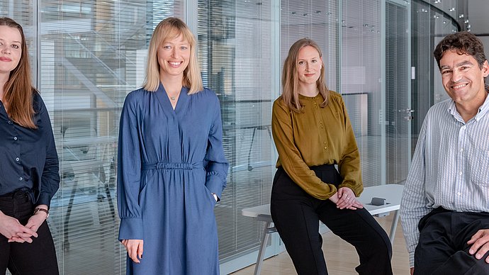 Hannah Prince, Janina Steinert, Henrike Sternberg und Tim Büthe in der Hochschule für Politik an der TUM. 