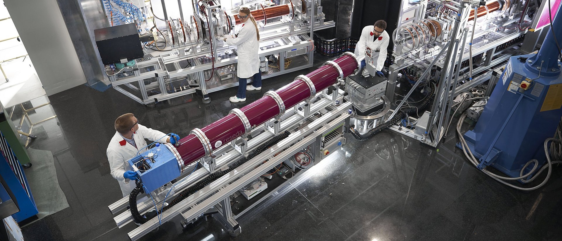 Researchers of the Heinz Maier-Leibnitz Center at the resonance spin echo spectrometer RESEDA at the Research Neutron Source Heinz Maier-Leibnitz (FRM II) of the Technical University of Munich.