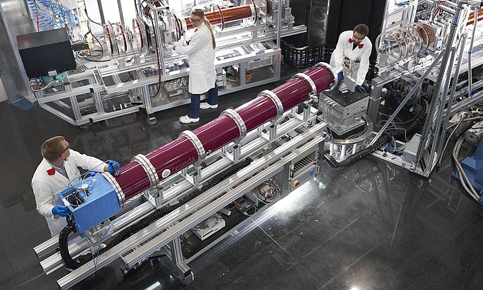 Researchers of the Heinz Maier-Leibnitz Center at the resonance spin echo spectrometer RESEDA at the Research Neutron Source Heinz Maier-Leibnitz (FRM II) of the Technical University of Munich.