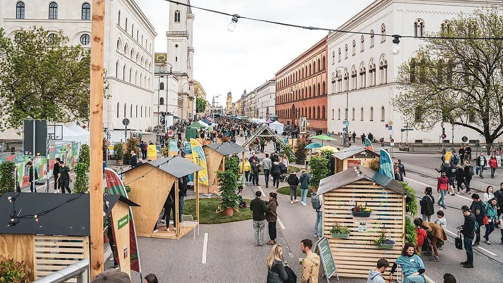 Zamanand-Festival auf der Ludwigstraße 2023 Blick über das Zamanand-Festival auf der Münchner Ludwigstraße