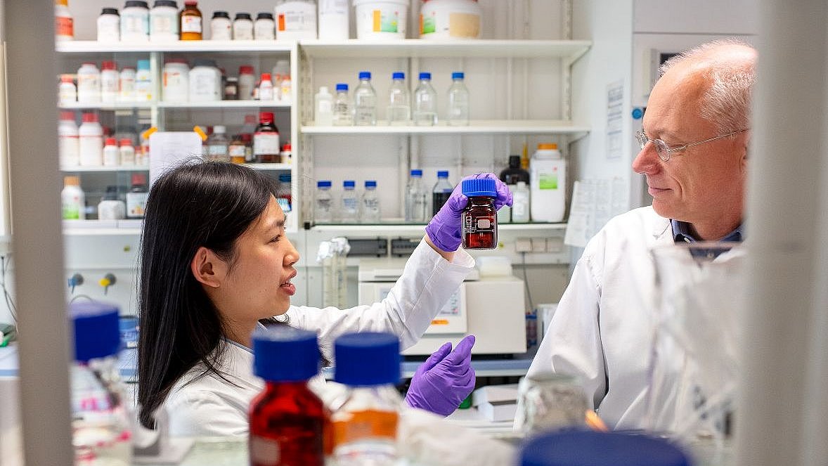 Die Dokumentation „Die Proteinrevolution“ bietet Einblicke in die vielfältige Forschung an der TUM. Prof. Bernhard Küster und eine Mitarbeiterin im Labor