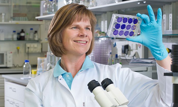 Prof. Ulrike Protzer (im Bild) und Prof. Mathias Heikenwälder konnten die virale DNA in Leberzellen zerstören. (Foto: TUM)