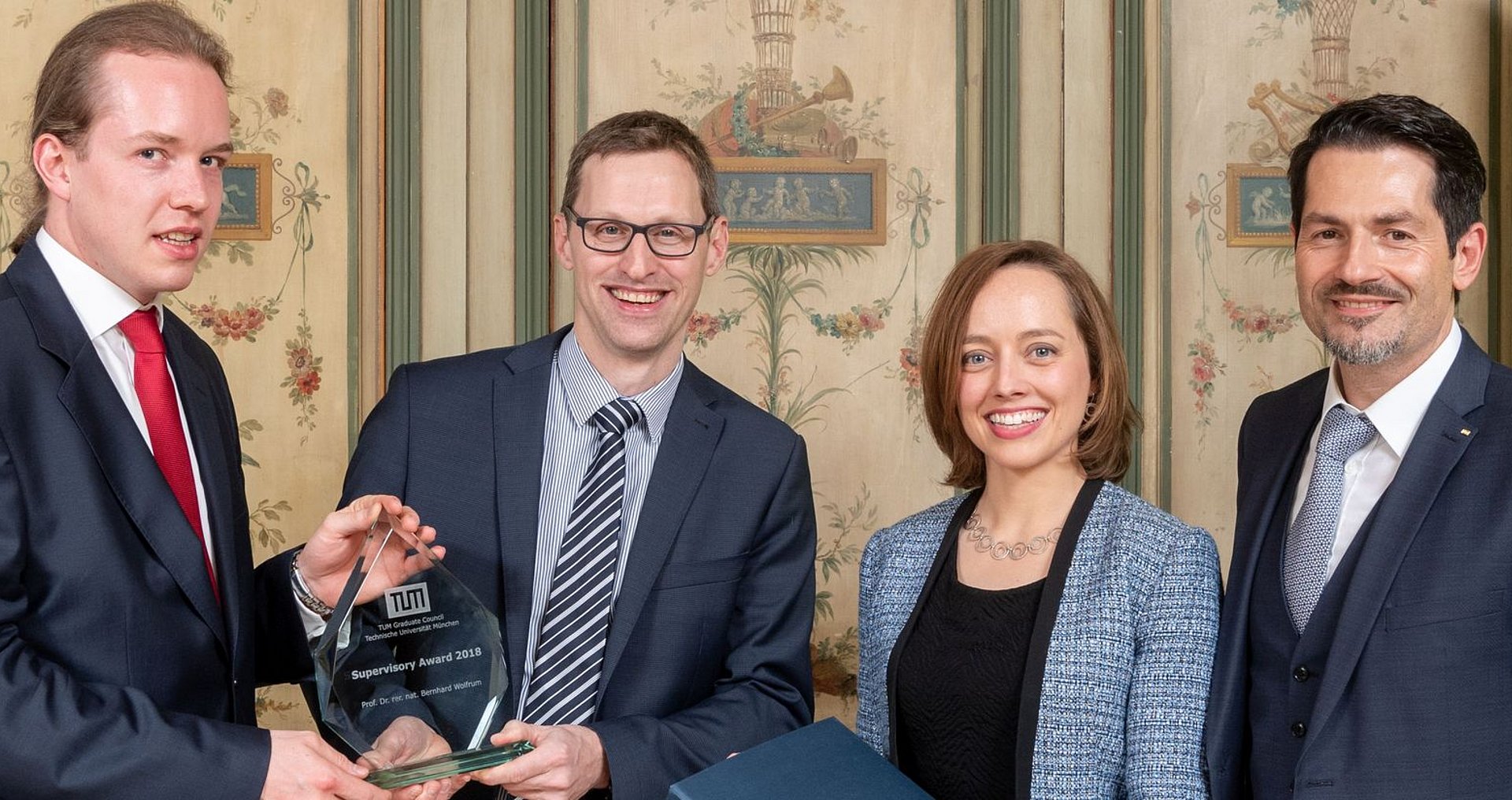 Sindre Haugland, Prof. Bernhard Wolfrum, Franziska Löhrer and Prof. Dr. Thomas F. Hoffmann (from left to right) at the presentation of the 2018 Supervisory Award.