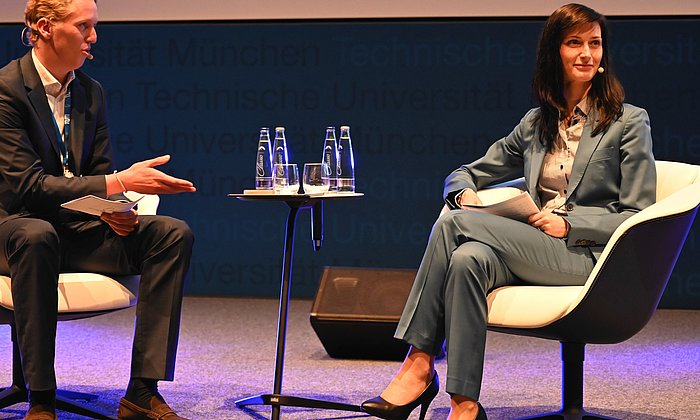 EU Commissioner Mariya Gabriel with Felix von Stumpfeldt from the TUM Speakers Series team in the Audimax. 