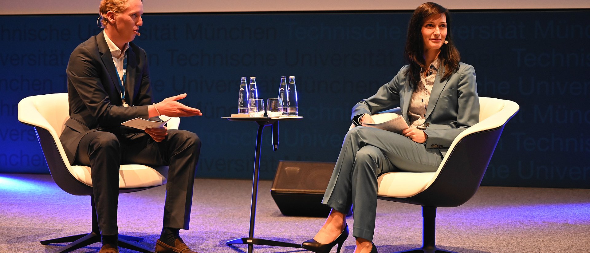 EU Commissioner Mariya Gabriel with Felix von Stumpfeldt from the TUM Speakers Series team in the Audimax. 