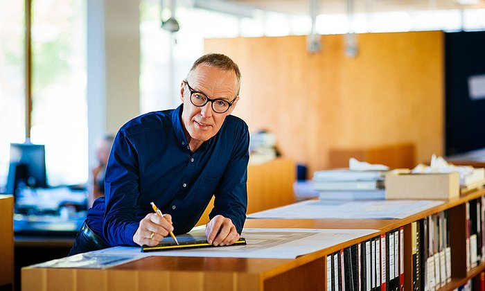 Hermann Kaufmann ist seit 2002 Professor für Entwerfen und Holzbau an der TU München. (Foto: Martin Polt)