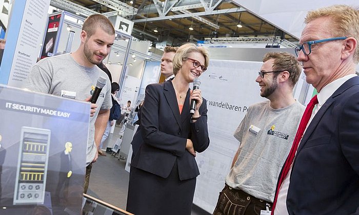 Bundesforschungsministerin Anja Karliczek lässt sich auf der CEBIT die Sicherheitssoftware von Crashtest Security zeigen. (Bild: BMBF / Claßen)