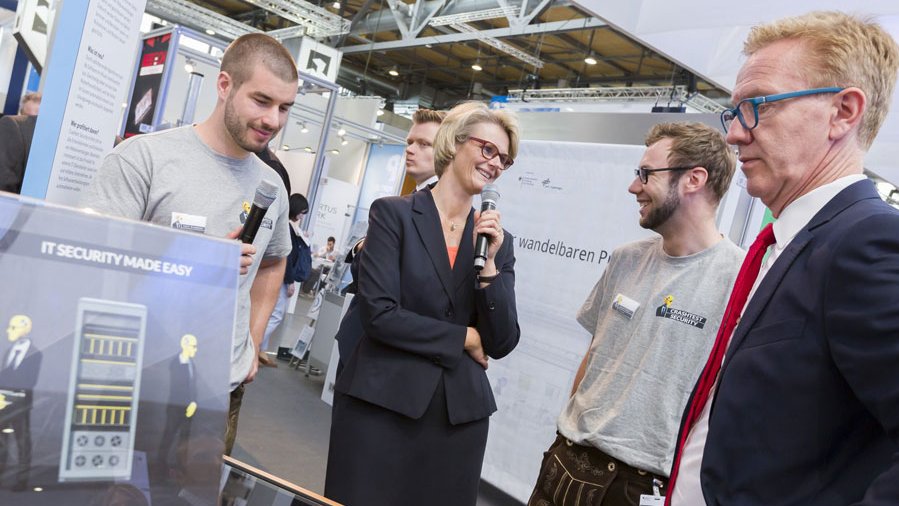 Bundesforschungsministerin Anja Karliczek lässt sich auf der CEBIT die Sicherheitssoftware von Crashtest Security zeigen. (Bild: BMBF / Claßen)