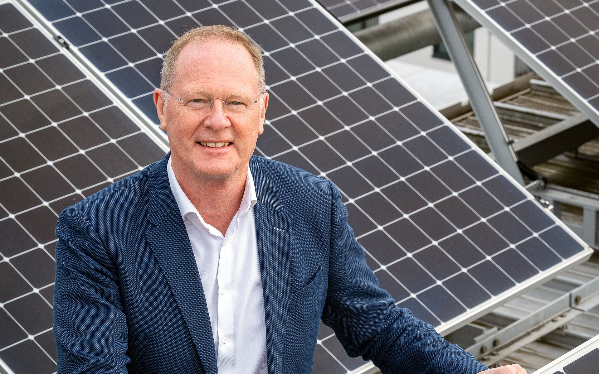 Prof. Werner Lang mit Solarzellen