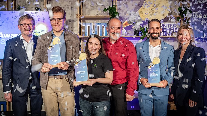 Die Preisträger:innen des TUM IDEAward mit Vertreter:innen von TUM, UnternehmerTUM und Zeidler-Forschungs-Stiftung.