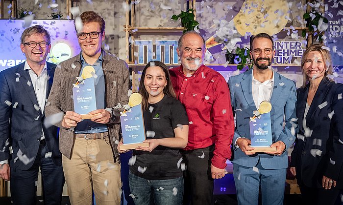 The winners of the TUM IDEAward with representatives of TUM, UnternehmerTUM and Zeidler-Forschungs-Stiftung.