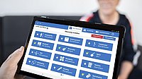 Ein Tablet-PC auf dem Telemedizin Software läuft
