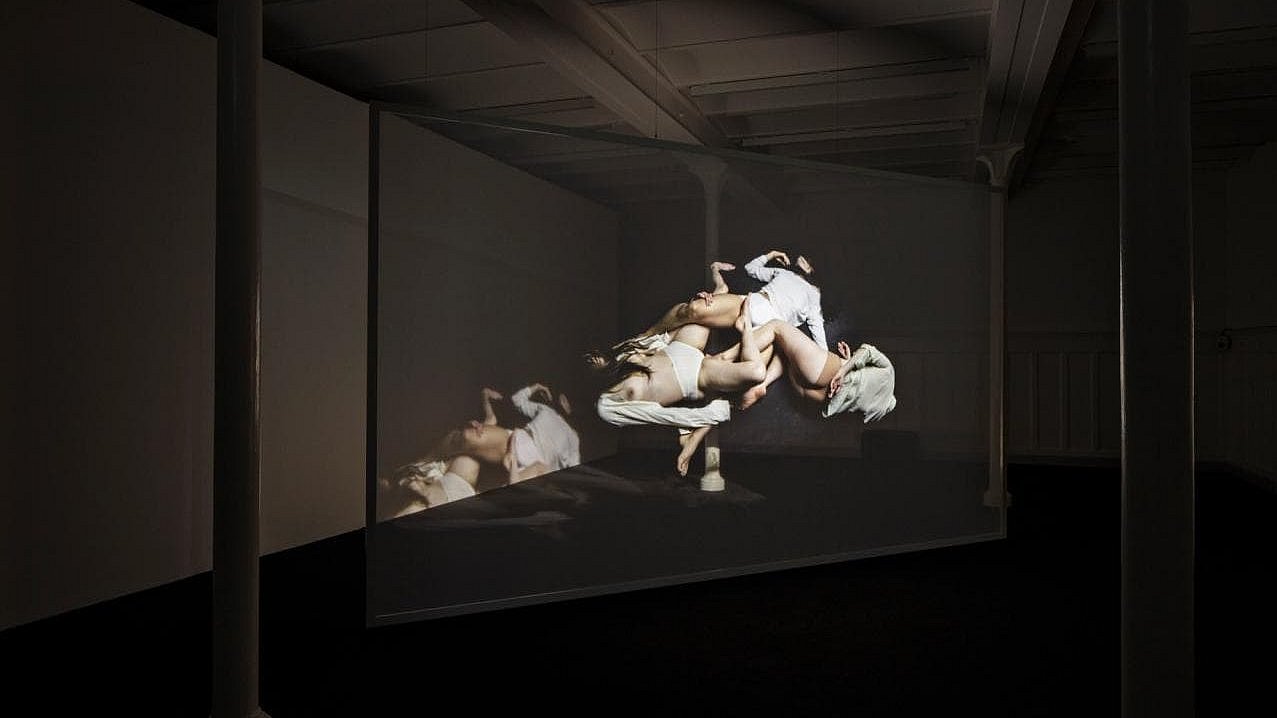 Helene Nymann: 2 Knots of Echphore A photograph by the artist Helene Nymann entitled “2 Knots of Echphore”: various human bodies are intertwined.