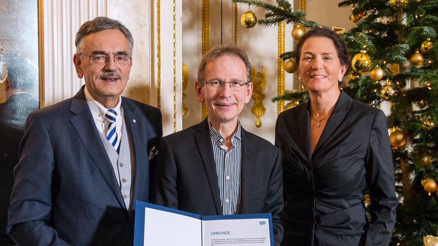 Preisträger Prof. Matthias Beller (mitte) mit TUM-Präsident Wolfgang A. Herrmann und Susanne Wamsler, der Tochter von Dr. Karl Wamsler.