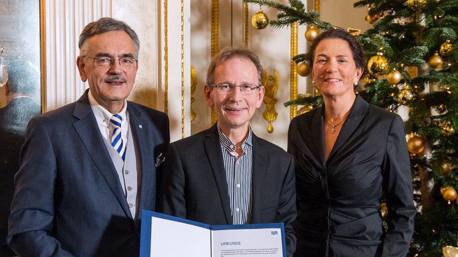 Preisträger Prof. Matthias Beller (mitte) mit TUM-Präsident Wolfgang A. Herrmann und Susanne Wamsler, der Tochter von Dr. Karl Wamsler. (Bild: Heddergott / TUM) Preisträger Prof. Matthias Beller (mitte) mit TUM-Präsident Wolfgang A. Herrmann und Susanne Wamsler, der Tochter von Dr. Karl Wamsler.