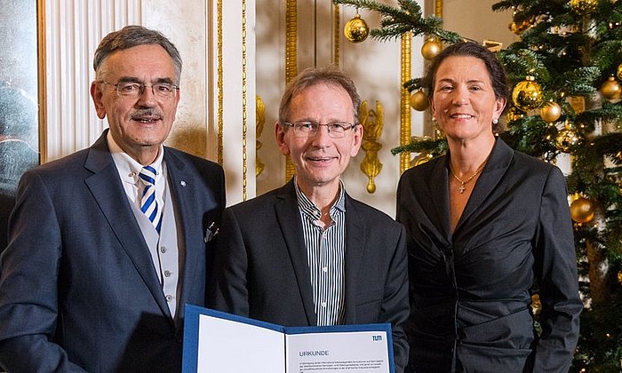 Preisträger Prof. Matthias Beller (mitte) mit TUM-Präsident Wolfgang A. Herrmann und Susanne Wamsler, der Tochter von Dr. Karl Wamsler.