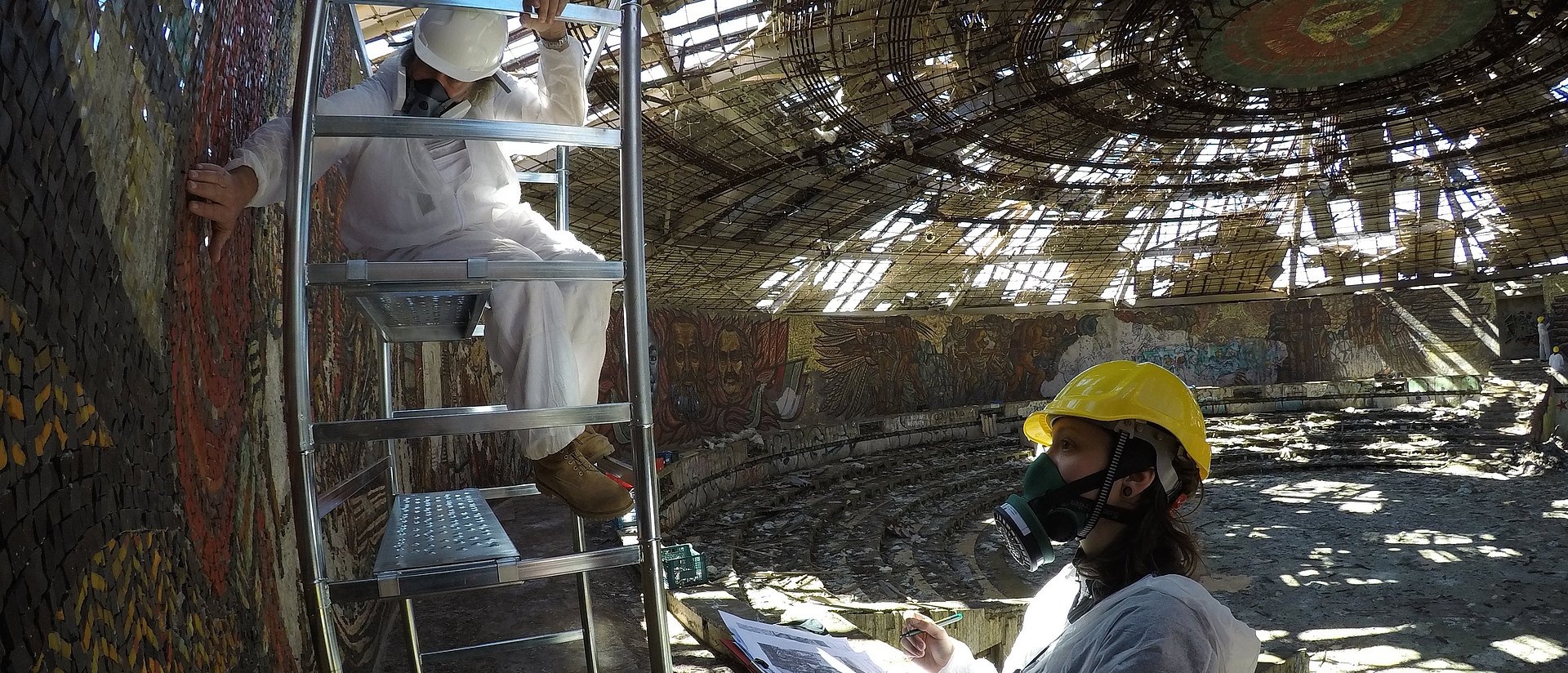 Prof. Thomas Danzl and Nadia Thalguter mapping the hollow areas of the mosaics.