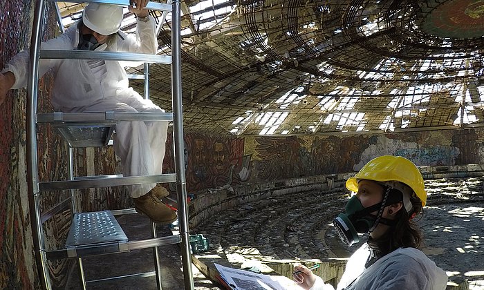 Prof. Thomas Danzl and Nadia Thalguter mapping the hollow areas of the mosaics.