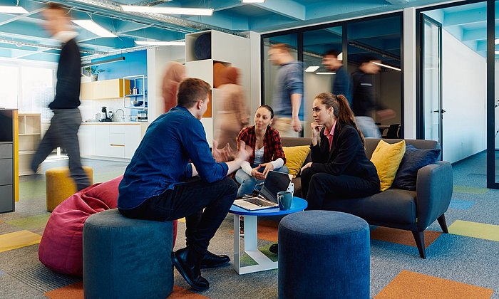 Ein Team bei einer Besprechung.