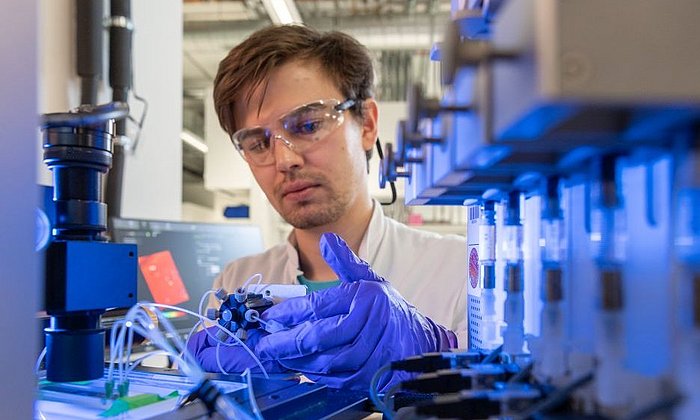 Wissenschaftler arbeitet in Labor des Zentralinstitut für Translationale Krebsforschung (TranslaTUM) der TUM.