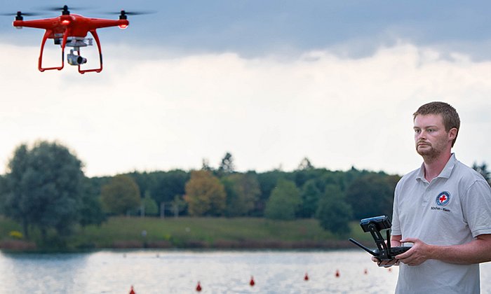 Thomas Fuchs mit der Drohne am Riemer See.