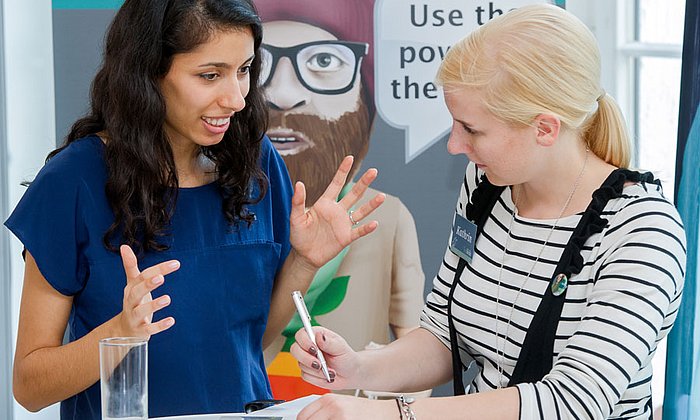 Two women at the Entrepreneurship Day at TUM. (Image: A. Heddergott / TUM)