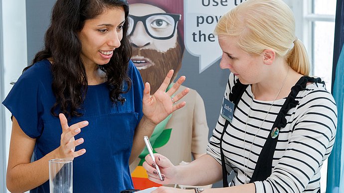 Two women at the Entrepreneurship Day at TUM. (Image: A. Heddergott / TUM)