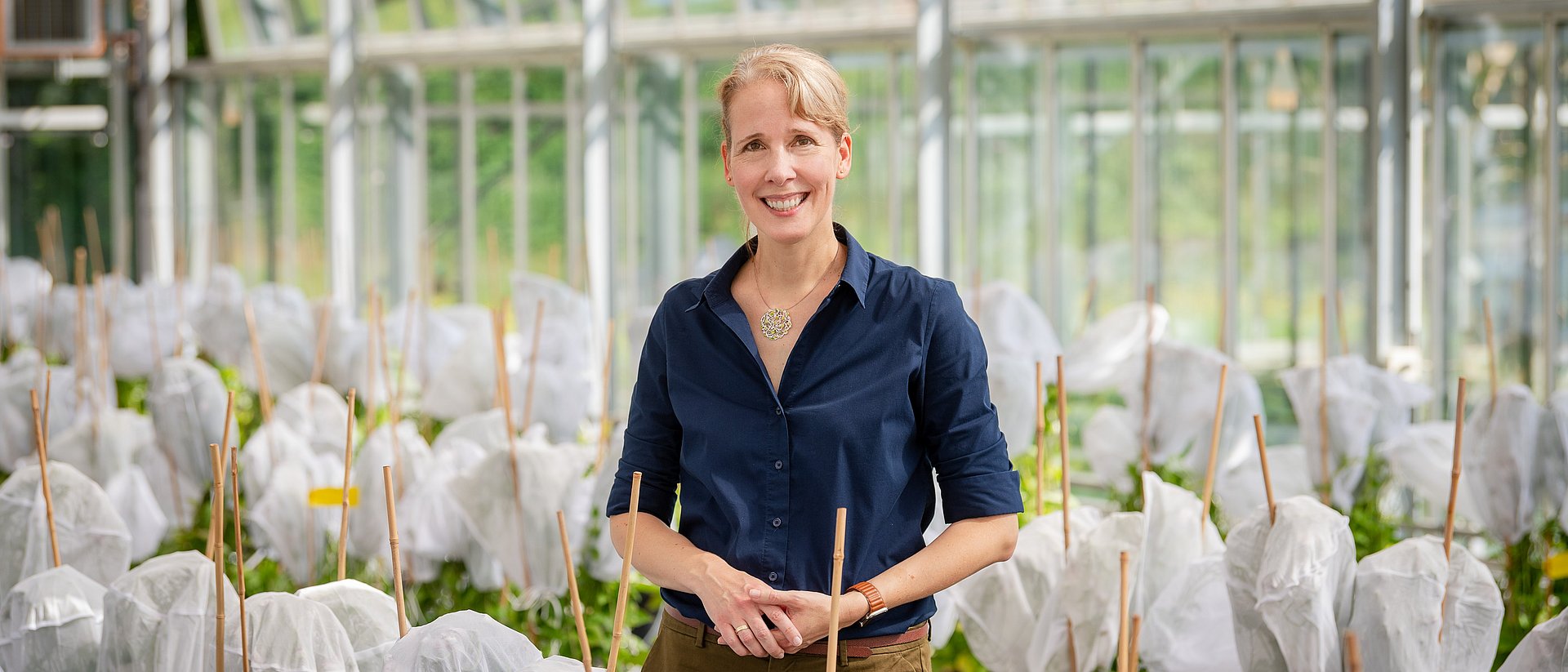 Prof. Brigitte Poppenberger im Gewächshaus.