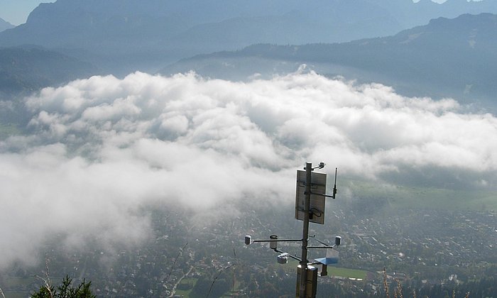 Der Einfluss des Menschen beschränkt sich nicht nur auf seinen Siedlungsraum (Klimastation mit Blick ins besiedelte Tal).