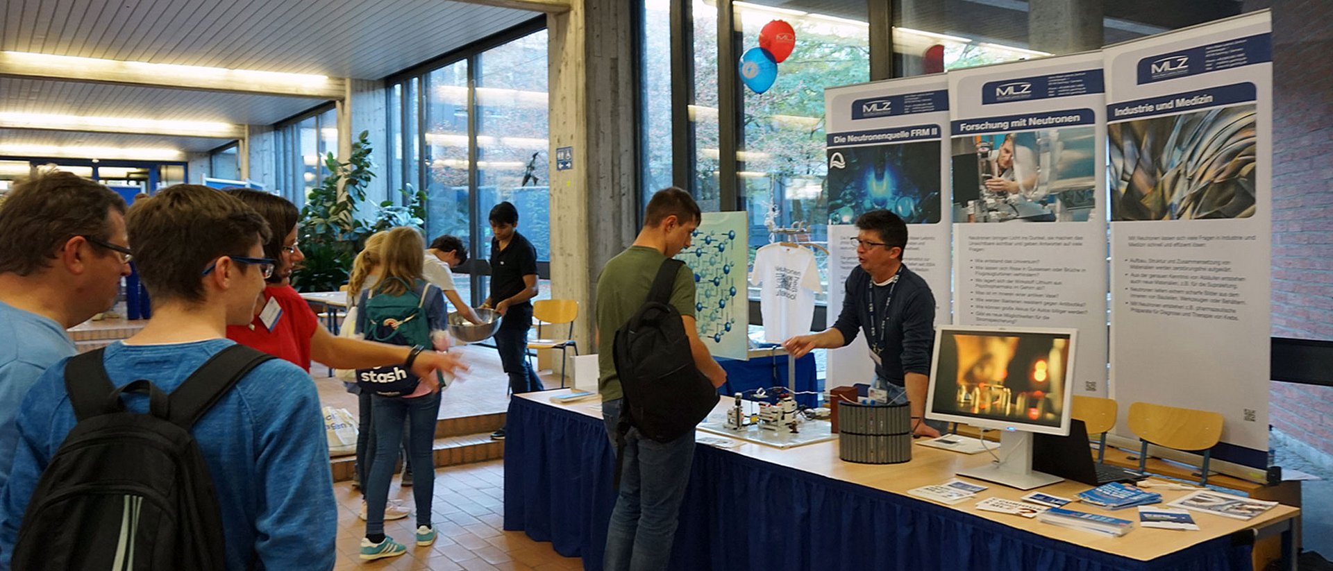 Tag der offenen Tür Infostand des Heinz Maier-Leibnitz Zentrums (MLZ) im Physik-Department.