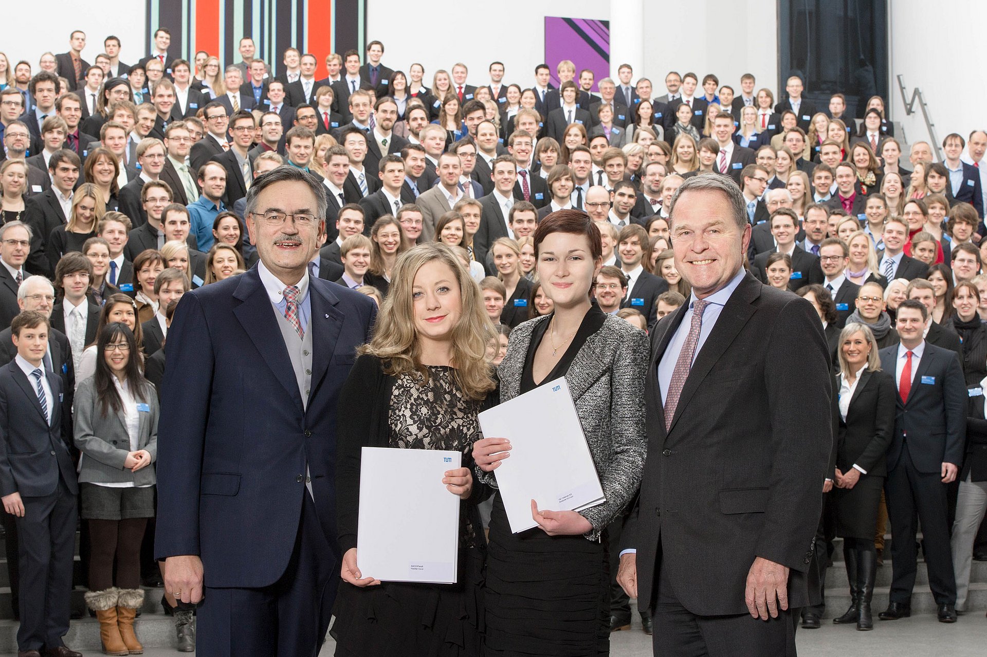 2012 vergibt die TUM über 300 Deutschlandstipendien. Im Vordergrund Olga Schäfer (links) und Nathalie Holdry mit TU Präsident Prof. Wolfgang A. Herrmann und Wissenschaftsminister Dr. Wolfgang Heubisch. (Foto: Andreas Heddergott / TUM)