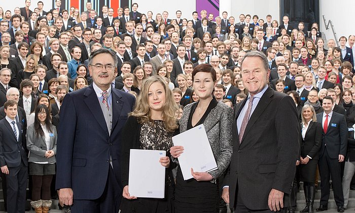 2012 vergibt die TUM über 300 Deutschlandstipendien. Im Vordergrund Olga Schäfer (links) und Nathalie Holdry mit TU Präsident Prof. Wolfgang A. Herrmann und Wissenschaftsminister Dr. Wolfgang Heubisch. (Foto: Andreas Heddergott / TUM)