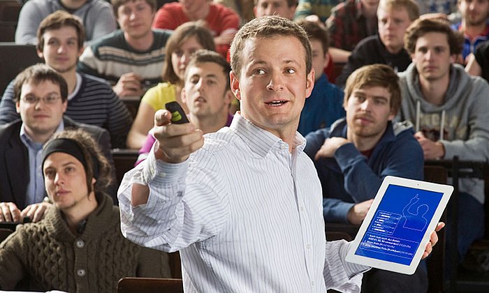 Spannung im Hörsaal - mit Dr. Michael Zwick vom Lehrstuhl für Datenverarbeitung. (Bild: A. Eckert / TUM)