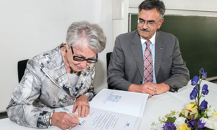 Gertrud Obermeyer und Präsident Herrmann bei der Unterzeichnung der Gründungsurkunde des Leonhard Obermeyer Centers. Foto: Ulli Benz / TUM