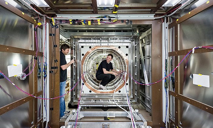 Prof. Peter Fierlinger (l) and co-author Michael Sturm working at the magnetically shielded measuring room – Photo: Astrid Eckert / TUM