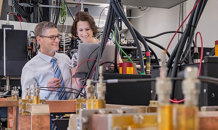 Prof. Franz Pfeiffer und PD Dr. Daniela Münzel am Mini-Synchrotron Munich Compact Light Source.