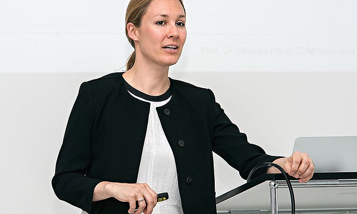 Prof. Claudia Peus giving a talk. (Bild Uli Benz / TUM)