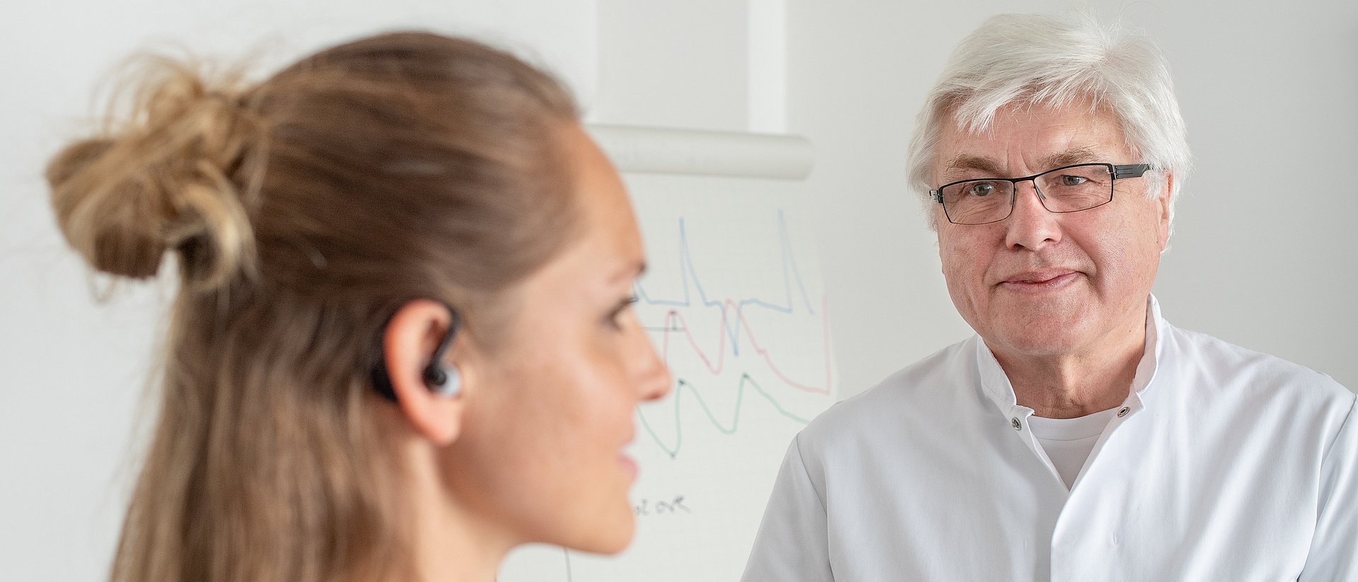 Ohrsensoren helfen Covid-19-Patienten bei Komplikationen rechtzeitig zu behandeln Indem sie permanent die wichtigsten Vitalparameter messen und an eine Zentraler übermitteln, tragen Ohrsensoren dazu bei, die Sicherheit für Covid-19-Patienten in häuslicher Quarantäne zu erhöhen.